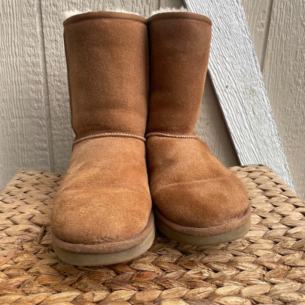 UGG Classic Short Boots Women Size 9 Chestnut Brown 5825 Sheepskin Suede Winter
